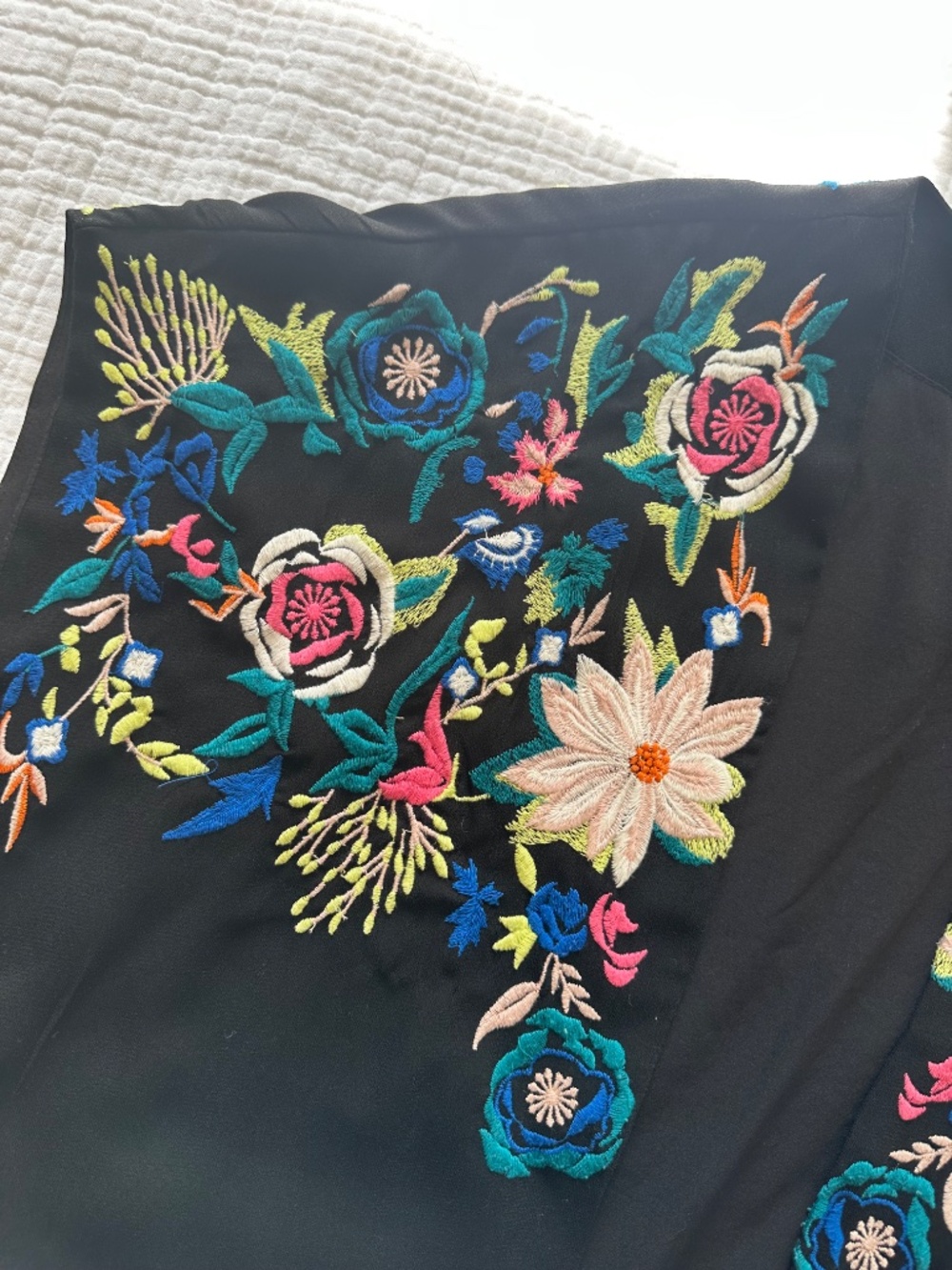 Black kimono with embroidery View 3